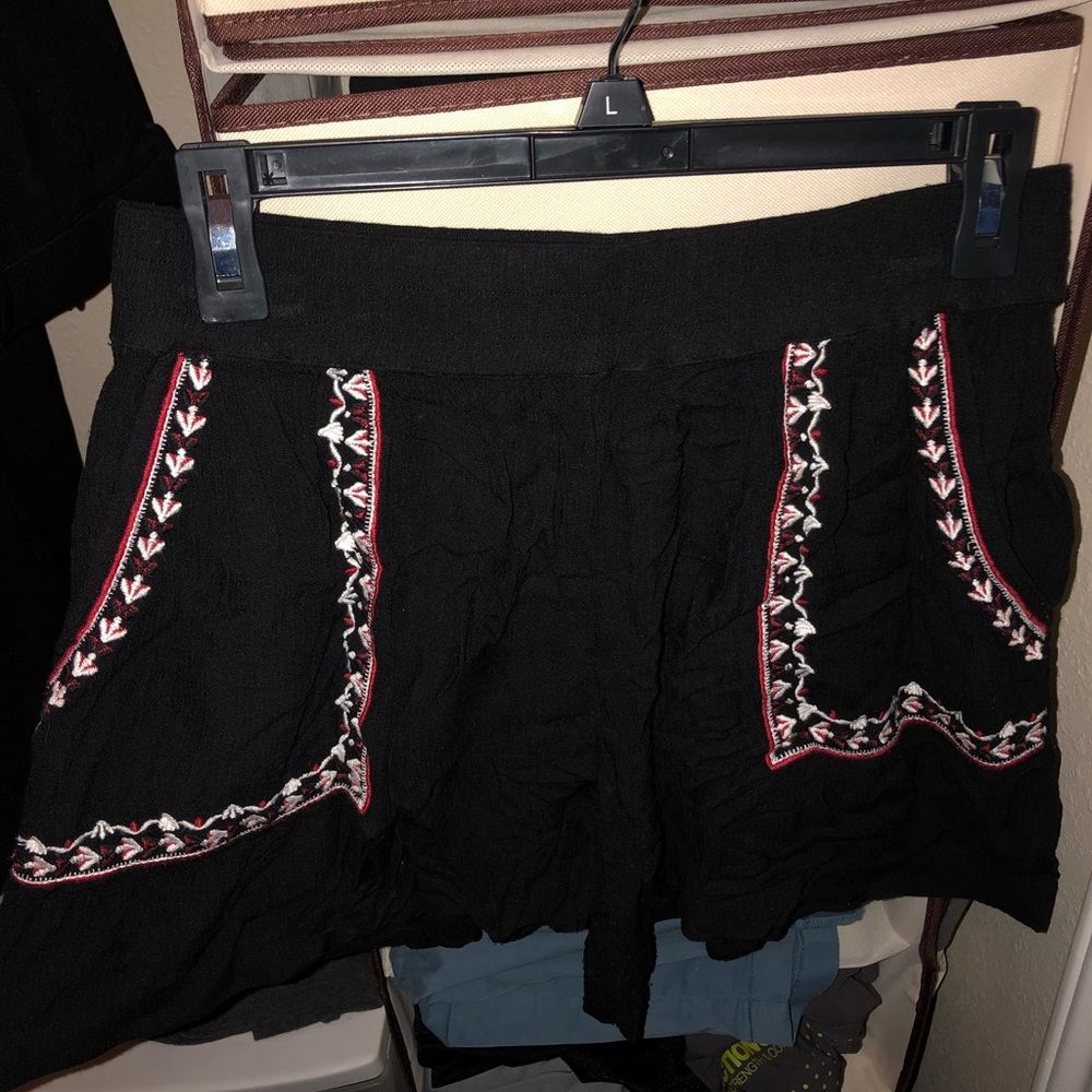 Hinge embroidered shorts